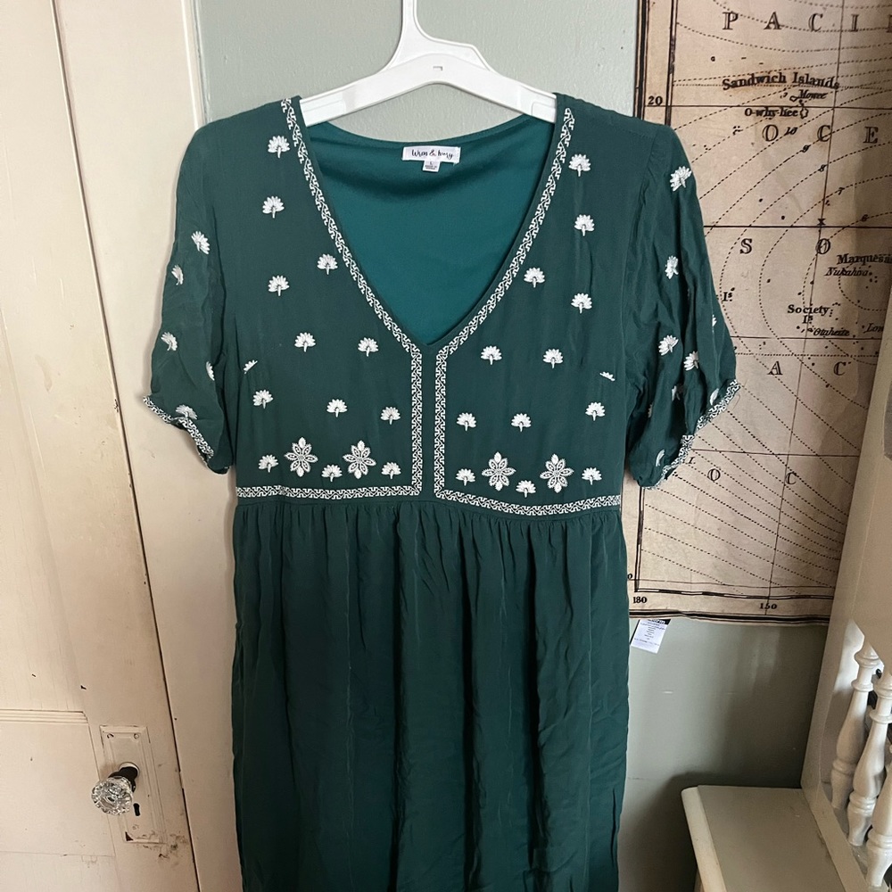Green dress with pockets and pretty embroidery